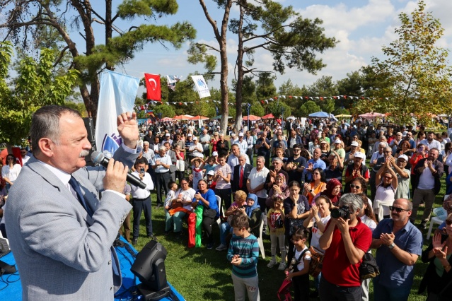 Bu anlamda bizim hiçbir kaprisimiz, egomuz yok. Kim hizmet yaptıysa teşekkür ederiz, yanlışları da eleştiririz. Bu yapılan hizmetlerin üzerine koyarak burayı cennet bölge yapmak istiyoruz. Bu altı aylık dönemde Yuntdağı’na güzel hizmetleri başlattık. İlk kez Yundağı’nda yaz spor okulları açtık. Onlarca öğrenciyi yüzme sporuyla tanıştırdık. Bölgedeki tüm camileri tek tek temizledik. Eşim Serap Balaban öncülüğünde başlattığımız Her Kadın Güzeldir Projesi’yle  kadın kardeşlerimize ücretsiz kuaför hizmeti verdik. Müziği, tiyatroyu köylerimize götürdük” diye konuştu.