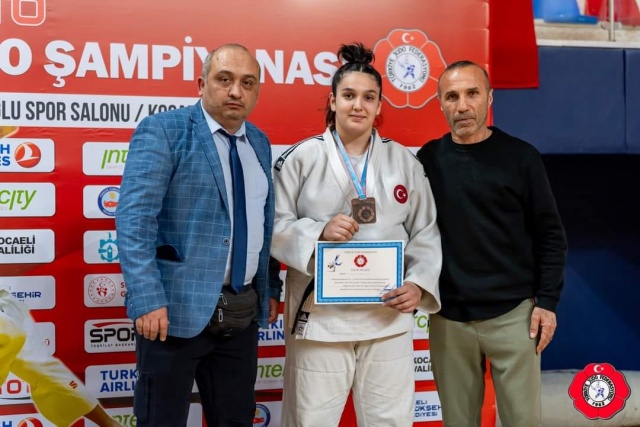 Manisa'nın amatör spordaki lokomotif kulüplerinden Yunusemre Belediyespor, 2024 yılında madalya ve kupalara ambargo koydu. 18 branşta mücadele eden Mavi Beyazlılar, yerel, ulusal ve uluslararası müsabakalarda mücadele ettiği geçtiğimiz yılı 43 altın, 49 gümüş ve 107 bronz madalya olmak üzere toplam 199 madalya ve 19 kupa ile tamamladı. Konuya ilişkin açıklamada bulunan Yunusemre Belediyespor Başkanı Bülent Kanik, elde ettikleri başarılarla gurur dolu bir yılı geride bırakmanın mutluluğunu yaşadıklarını söyledi. Başkan Kanik, "2024 yılındaki tablomuzu hesaplarken, yerel resmi takım sporları yarışmaları, ferdi branş ulusal ve uluslararası müsabakalarda elde edilen başarıları baz aldık.