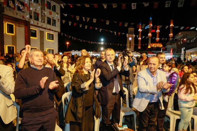 Konserin ardından Türk Halk Müziği Sanatçısı Ali Çakar’a Yunusemre Belediye Başkanı Semih Balaban ve Eşi Serap Balaban, tarafından Yunusemreyi tanıtan hediye takdim edilirken, Yunusemre Belediye Başkan Yardımcısı Hakan Gürtunca ve Yunusemre Belediyespor Kulüp Başkanı Bülent Kanik tarafından da Yunusemre Belediyespor forması hediye edildi.