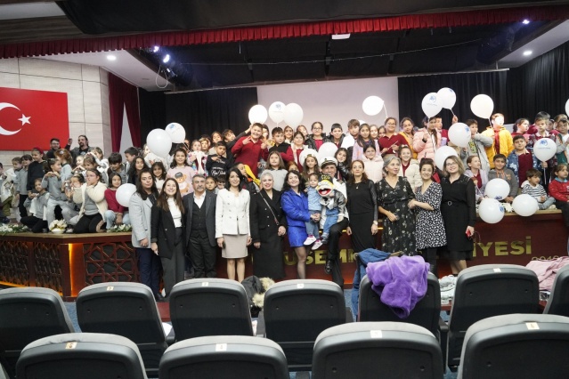 Manisa Büyükşehir Belediyesi, Yunusemre Belediyesi ve Yunusemre Kent Konseyi Dünya Çocuk Hakları Günü’nde çocukları unutmadı. Millet Çarşısı Etkinlik Salonu’nda düzenlenen etkinliğe Yunusemre Belediye Başkan Yardımcısı Emine Özge Arslan, Yunusemre Kent Konseyi Başkanı Bektaş Kılınç, Kültür İşleri Müdürü Yasemin Sarar Şıktaş, Kadın ve Aile Hizmetleri Müdürü Şaver Yüksel, öğrenciler, öğretmenler ve veliler katıldı.