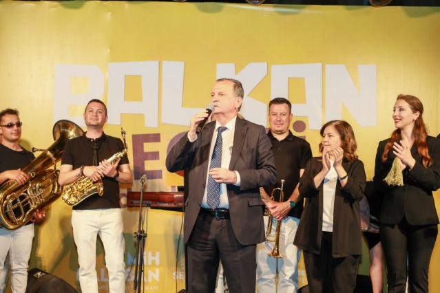Şenlikte konuşan MAK-GÖÇ Başkanı Yeliz Deniz, etkinliğin gerçekleşmesinde emeği geçen Yunusemre Belediye Başkanı Semih Balaban ve Cengiz Balkan’a teşekkür etti.

“BİZ BÜTÜN YUNUSEMRE’NİN BELEDİYESİYİZ” 

Yunusemre Belediye Başkanı Semih Balaban, bu özel gecede vatandaşlarla bir arada olmanın mutluluğunu yaşadıklarını belirtti. Konuşmasında şu ifadelere yer verdi: “Biz bütün Yunusemre’nin belediyesiyiz. Her kültüre önem veriyoruz; farklılıklarımız zenginliğimizdir. 8 Nisan’da burada çok güzel bir Roman Gecesi düzenlemiştik.