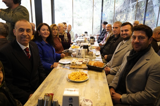 Yunusemre Belediye Başkanı Semih Balaban 24 Kasım Öğretmenler Günü’nde emekli öğretmenleri ağırladı. Mesir Tabiat Parkı’nda düzenlenen etkinlikte konuşan Başkan Balaban, “Bir toplumun aydınlığa gitmesinde en önemli motor güç öğretmendir” dedi.