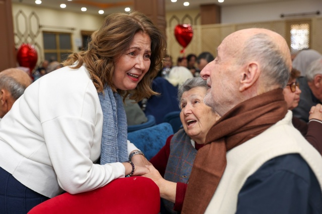 40 YILLIK ÇİFTLERDEN GENÇLERE TAVSİYELER

 

40 yıldan uzun süredir evli olan ve hayatı paylaşan çiftlerin tecrübelerini paylaştığı programda, gençlere tavsiyelerde bulunan çiftler, evlilikte dikkat edilmesi gerekenleri şöyle sıraladı: “Uzun evlilik karşılıklı sevgi, saygı ve hoşgörüyle mümkün. Yeni evlilerin birbirlerini anlamaya çalışmaları çok önemli. Empati yapmaları gerekiyor. Sabır mutlu evliliğin en önemli paydaşlarından. Dayanışma ruhu ve hayatın yükünü birlikte sırtlamaları gerekiyor. Ev ekonomisinin yönetiminde çiftler birlikte karar almalı ve harcamalarını aile ekonomilerine göre ayarlamaları gerekiyor. Lüzumsuz yapılan harcamalar çiftlerimize problem olarak geri dönüyor. Sevgi saygı anlayış empati ve sadakat mutlu evliliğin formülüdür.”