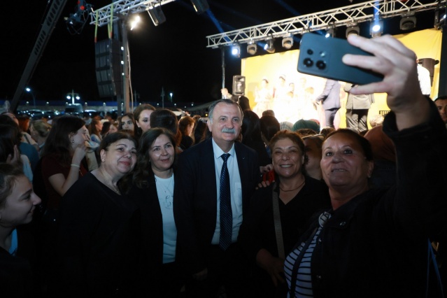 Yunusemre Belediyesi’nin katkılarıyla Balkan Gecesi Hıdırellez Şenliği gerçekleştirildi. 100. Yıl Meydanı’nda yapılan etkinlikte binlerce vatandaş şarkılar ve yöresel danslar ile doyasıya eğlendi.
