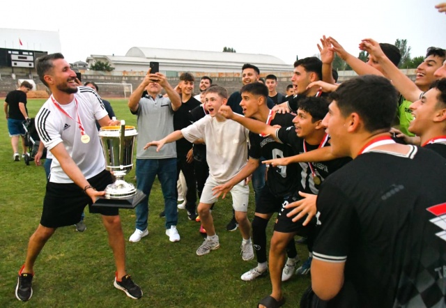 Yunusemre Belediyespor, futbol altyapısında tarihi bir başarıya imza attı. Yalova'da düzenlenen U17 Türkiye Futbol Şampiyonası 4'lü Finalleri'nde mücadele eden Yunusemreli gençler, final müsabakasında Ankara ekibi Polatlı Gençlergücü'nü normal süresi 1-1 biten müsabakada penaltılarda 4-2, toplam skorda 5-3 yenerek Türkiye şampiyonu oldu.