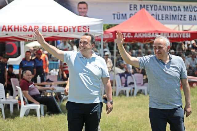 565. Akhisar Çağlak Yağlı Güreşleri’ne Akhisar Belediye Başkanı Besim Dutlulu,’nun yanı sıra Akhisar Kaymakamı Murat Kütük, CHP Manisa Milletvekili A.Vehbi Bakırlıoğlu, Ak Parti Manisa Milletvekili Ahmet Mücahit Arınç, Akhisar Hava Meydan ve Garnizon Komutanı Albay Hüseyin Borazan, Gördes Belediye Başkanı İbrahim Büke, Gölmarmara Belediye Başkanı Cem Aykan, Akhisar Belediyesi eski Belediye Başkanlarından Ahmet Dutlulu, siyasi partilerin ilçe başkanları, belediye Meclis üyeleri ve çok sayıda güreş sever katıldı.