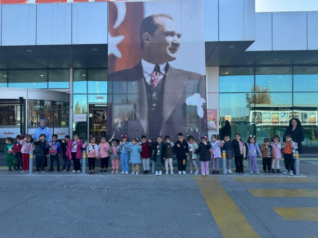 Turgutlu Belediye Başkanı Çetin Akın, “10 Kasım Atatürk'ü anma günü ve Atatürk haftası kapsamında Çocuk Kültür Sanat Merkezlerimizde eğitim gören evlatlarımız için çok güzel ve çok anlamlı bir etkinliğe imza attık.