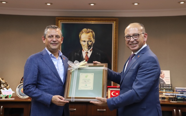 CHP Genel Başkanı Özgür Özel, Turgutlu Belediye Başkanı Çetin Akın'ı makamında ziyaret etti.