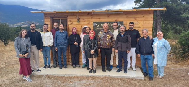 Balıkesir’de Apiterapi Şubesi Açılıyor
Seminerin sonunda, Türkiye Apiterapi Derneği Başkanı Doç. Dr. Ali Timuçin Atayoğlu ve Muzaffer Koşan arasında önemli bir iş birliği anlaşması imzalandı. Atayoğlu, Balıkesir’de bir Apiterapi şubesi açacaklarını duyurarak, bu iş birliğinin Balıkesir'deki arıcılık ve Apiterapi faaliyetlerine ivme kazandıracağını ifade etti.