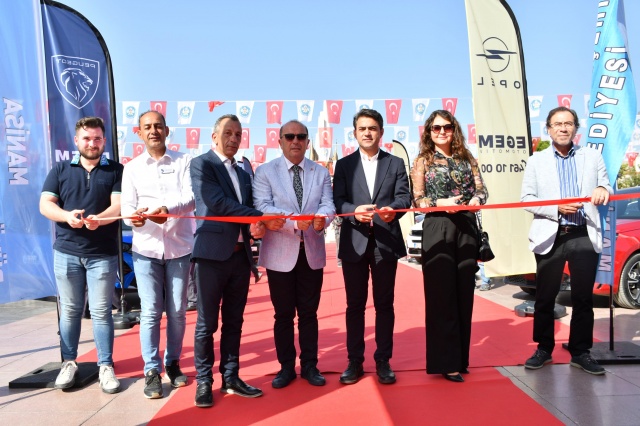Son teknolojiyle donatılmış arabaların yeni çıkan modellerinin sergilendiği etkinlikte, araba
tutkunları araçları yakından inceleme fırsatı buluyor. Cumhuriyet Meydanı’nda yapılan
fuarda ziyaretçiler, hem arabaları yakında inceleyebiliyor hem de otomobil sektörü hakkında
bilgi alabiliyor.