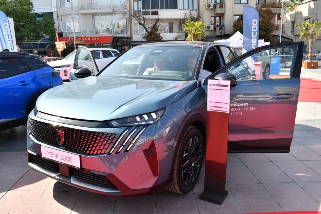 “12 Marka ve 45 Civarında Modelimiz Var”
Otolife Genel Müdürü Volkan Dizen de 1. Manisa Otoshow otomobil fuarının açılısında
konuşma yaptı. Dizen, “Bugün itibariyle 4-5-6 Ekim tarihlerinde, saat 11.00 ile 19.00
arasında 1. Manisa Otoshow ziyaretçilere açık olacak. Fuarda yaklaşık 12 marka ve 45
civarında modelimiz var. Özellikle son dönemlerde revaçta olan elektrikli araçlar da mevcut.
Organizasyona özel katılımcı markalarımızdan bazılarında, ciddi indirimler ve ödeme
kolaylıkları bulunuyor. Manisa halkımızın bunlardan yararlanmasını istiyoruz. Öncelikle
Manisa Büyükşehir Belediye Başkanımız Ferdi Zeyrek’e, belediye çalışanlarına ve katılımcı
firmalarımıza teşekkür ediyorum” ifadelerini kullandı.