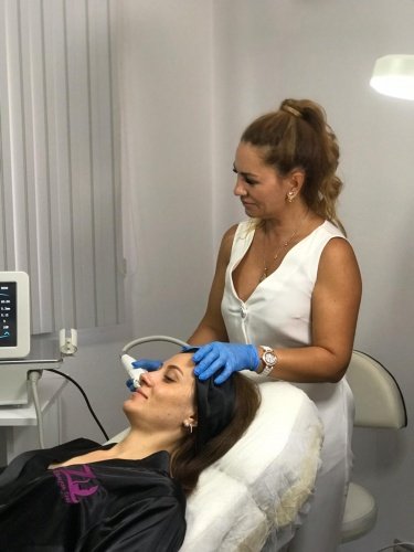 THERMAGE
Thermage; radyofrekans ile yüz, gıdı, karın, kol, üst bacak ve basene uygulanan ameliyatsız gevşeklik ve sarkmaların giderilmesi uygulamasıdır. Thermage'in en önemli özelliği; tek seansta yüz ve vücutta ameliyatsız germe işlemi yapmasıdır. Cildin 8 mm altına etki eden thermage, bölgedeki kolajen lifleri oluşturduğu sıcaklıkla büzer ve kısaltır. İşlemden çıkarken dahi cildinizde ortalama %15 gibi bir düzelme ve sıkılaşma oluşması amaçlanır. Bu yönüyle, hızlı etki eden ameliyatsız yüz germe uygulamaları arasındadır. Kolajen uyarıldıktan yaklaşık 2 ay sonra üremeye başlar ve etkilerini ikinci aydan itibaren giderek artan iyileşme olarak gözlemlenir. Altı ay sonunda son haline ulaşır. Uygulama sırasında sıcaklık hissedilir. Hastanın toleransına göre bu sıcaklık ayarlanabilir ve cildinizde hafif pembeleşmeler meydana gelebilir. Bu uygulama 30 - 60 yaş arasındaki herkes için uygundur.