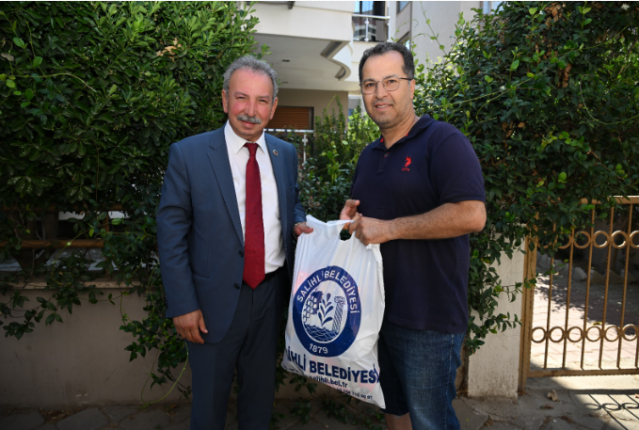 Belediye Başkanı Mazlum Nurlu, çölyak hastalarının yaşam kalitesini artırmayı hedeflediklerini belirtti. Başkan, "Çölyak hastalığı, gluten içeren yiyeceklerin tüketilmesiyle ortaya çıkan ciddi bir sağlık sorunudur. Bu nedenle çölyak hastalarımızın özel diyetlerine uygun gıdalara erişimini kolaylaştırmak bizim için büyük önem taşıyor. Belediyemiz, bu konuda üzerine düşeni yaparak çölyak hastalarımıza destek olmaya devam edecek," dedi. Çölyak hastaları ve aileleri, yapılan bu yardımdan dolayı büyük mutluluk duyduklarını ifade ettiler. Özellikle glutensiz ekmek, un, makarna ve diğer temel gıda ürünlerinin temin edilmesi, hastaların günlük yaşamlarında büyük kolaylık sağlıyor. Dağıtım sırasında hijyen kurallarına da titizlikle uyulurken, belediye ekipleri her bir haneye giderek gıdaları teslim etti.