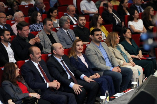 DEÜ’YE TEŞEKKÜR
DEÜ’nün kamu, özel sektör ve sivil toplum kuruluşlarıyla iş birliğini ve yerel koordinasyonunu oldukça önemsediklerini belirten Prof. Dr. Alpkan, “Bu kapsamda Sayın Rektörümüz Prof. Dr. Nükhet Hotar’ın girişimlerini son derece değerli buluyoruz. İTÜ Rektör Yardımcılığı yaptığım dönemde biz de engelsiz üniversite hedeflerimiz için çok çalışıyorduk ama gelinen noktada DEÜ bizi geçmiş görünüyor. Tebrik ediyorum. Toplum olarak sosyal dayanışma ve yardımlaşma kültürünün bu şekilde etkinliklere dönmesinden, kurumsallaşmasından dolayı da mutluluk duyuyorum” şeklinde konuştu.
Prof. Dr. Alpkan’a konuşmasının sonunda, DEÜ Rektörü Prof. Dr. Nükhet Hotar tarafından DEÜ’nün engelsiz toplum konusunda farkındalık yaratan projesi “Eylül Bebekler” hediye edildi.

DEÜ’NÜN BÜTÜNLEŞTİRİCİ BİR GÜCÜ VAR
Programın açılış konuşmaları bölümünde Engelsiz DEÜ Koordinatörü Doç. Dr. Burak Karabey de söz aldı. Dokuz Eylül Üniversitesi’nin kapsayıcı ve bütünleştirici yönüne vurgu yapan Karabey, “Üniversiteler kapsamında yapılan faaliyetlerin yalnızca belli gruplara yönelik sıkıştırılmaması gerektiğini düşünüyoruz. Etkinlikler tüm grupları tanıtmak adına yapılmalı. Sayın Rektörümüz Prof. Dr. Nükhet Hotar’ın bu kapsamda engelsiz üniversite yolunda çok ciddi adımları oldu. Üniversitemizi bu anlamda işlevsel olarak kullanabilmek son derece önemliydi. Böylelikle topluma da eyleme geçirilebilecek projeler sunabiliyoruz. Bu anlamda Rektörlüğümüzden ciddi ilerlemeler kaydettik ve destekler aldık. Diğer üniversitelere kıyaslayınca oldukça büyük bir koordinatörlüğe sahibiz. Tüm bu etkenler büyük bir birikim olarak karşımızda ve bugün güzel sonuçlar almamıza vesile oldu. Bizler de gurur duyduk” dedi.

ENGEL TANIMAYAN KARİYERLER PANELİ YAPILDI
Açılış konuşmalarının ardından programda “Engel Tanımayan Kariyerler” adlı panel gerçekleştirildi. Moderatörlüğünü DEÜ Rektör Yardımcısı Prof. Dr. Esra Bukova Güzel’in yaptığı panelde engelli ressam Ayşe Işık, sahnede ayakları yardımıyla resim yaparken; DEÜ Uygulama ve Araştırma Hastanesi Müdür Yardımcısı Bora Angın ve Engelsiz DEÜ Koordinatörlüğü’nden Türkiye Ampute Milli Futbol Takım Kalecisi Erdi Arslan, engellilik konusundaki deneyimlerini ve yaşam öykülerini katılımcılarla paylaştılar. DEÜ öğrencisi Mert Küçük ise depremler başta olmak üzere afetler sonrasında ortaya çıkan riskleri azaltmaya ve kişiye güven sağlamaya yönelik oluşturduğu, AFAD ile koordineli çalışabilen “Acil Nokta” mobil yazılımını, konuklara tanıttı. 

TEBRİK BELGELERİ VERİLDİ
Sunum programının ardından Engelsiz Bayrak Ödülü ve Engelsiz Program Nişanı alan akademik birimlere tebrik belgeleri, Çalışma ve Sosyal Güvenlik Bakan Yardımcısı Prof. Dr. Lutfihak Alpkan ve DEÜ Rektörü Prof. Dr. Nükhet Hotar tarafından takdim edildi. Ardından DEÜ Sabancı Kültür Sarayı Fuaye Alanı’nda kurulan Engelsiz DEÜ Fotoğraf Sergisi ve ressam Ayşe Işık’ın resim sergisi konuklar tarafından gezildi. Programda ayrıca kutlama pastası kesilerek, aile fotoğrafı çekimi yapıldı.