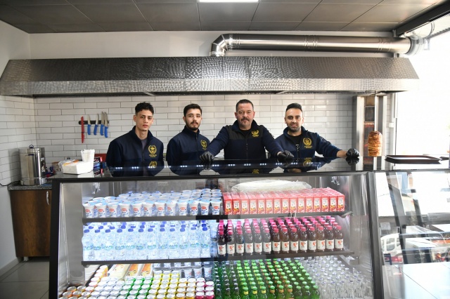 Açılışta konuşan Akhisar Belediye Başkanı Besim Dutlulu, gençlere verdikleri önemin altını çizerek şunları söyledi: “Sanayi sitemizde çalışan genç çıraklarımızın yanında olmak, onların ihtiyaçlarına destek vermek bizim için bir görev. Çırak Kafe’de tost, çay ve poğaça gibi yiyecek ve içecek ihtiyaçlarını ekonomik fiyatlarla karşılayabilecekler. Gençlerimize daha iyi imkanlar sunmaya devam edeceğiz.”