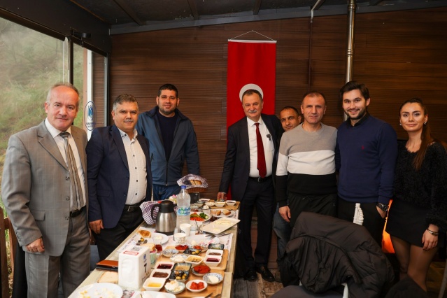 ‘ZOR BİR MESLEĞİ İCRA ETMEYE ÇALIŞIYORUZ’

Bu günün kendileri için önemine vurgu yapan Manisa Gazeteciler Cemiyeti Başkanı Önder Aydın ise nezaketinden dolayı Başkan Balaban’a teşekkür ederek şunları söyledi: “10 Ocak 1961 yılında Fikir İşçileri Kanununun yasasının yürürlüğe girdiği bir gün olarak o günden bugüne haklarımızın savunulduğu sosyal haklarımızın, çalışma şartlarımızın iyileştirilmesi içeren bir kanunun yürürlüğe girmesi sebebiyle ilk zamanlar bayram olarak kutlanan daha sonrası 17 Mart olayları sonrası güne çevrilen bir gün. Açıkçası o günden bu güne kadar baktığımızda gazeteciliğin o dönemde elde ettiği kazanımların büyük bir kısmının şuanda eridiğini de görüyoruz. Tabi bunun toplumsal ve ekonomik olmak üzere çeşitli sebepleri var.  Bu şartlar altında zor bir mesleği icra etmeye çalışıyoruz. Geçtiğimiz günlerde yaptığımız kongre ile görevi devraldık. Manisa basını adına çok daha iyi çok daha güzel işleri birlikte yapacağız. Bunu her zaman vurguladım biz birlik beraberlik içinde olamazsak yani açıkçası örgütlü olamazsak haklarımızı maalesef ki alamıyoruz. Bireysellik çok fayda etmiyor. Böyle güzel bir günde değerli başkanımıza da burada bizi ağırladığı için çok teşekkür ediyoruz. Hepimizin 10 Ocak Çalışan Gazeteciler Günü kutlu olsun”