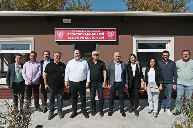 “AKHİSAR’IMIZA HAYIRLI OLSUN”
Taziye ve Kültür Evinde incelemelerde bulunan Akhisar Belediye Başkanı Besim Dutlulu, ilçeye bir eser daha kazandırmanın mutluluğunun yaşadıklarını ifade ederek şu şekilde konuştu; “Reşatbey Mahallemize kazandırdığımız Taziye ve Kültür Evi’nde incelemelerde bulunduk. İnsanlarımız acılı günlerinde yer sıkıntısı yaşayabiliyor ya da adres konusunda sıkıntılar yaşanabiliyor. Sevdiklerimizi güzel bir şekilde dualarla uğurlayacağımız bir tesis inşa ettik.3 mahallemizin ihtiyacını karşılayacak bu merkezimizin bahçesi de halkımızın nefes alacağı bir alan olacak. Akhisar’ımıza hayırlı olsun.”