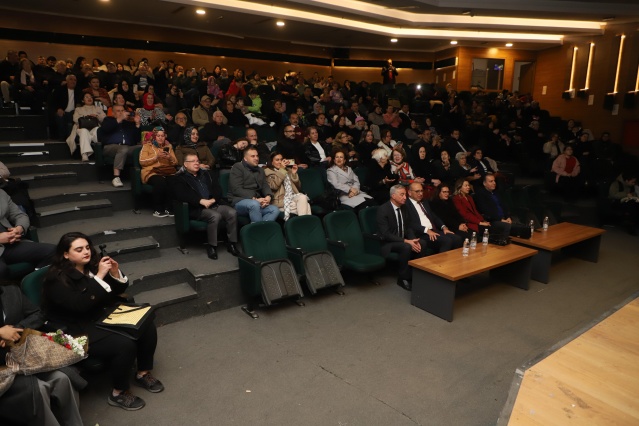 Ekrem Gürel Kültür Sanat Merkezi Şubat ayında açılacak
Kış Konserini keyifle dinleyen Turgutlu Belediye Başkanı Çetin Akın, konser sonunda sahneye çıkarak Şef Salih Kandaş’a, koro ekibine ve emeği geçen herkese teşekkür etti. Başkan Akın sahnede ayrıca Ergenekon Mahallesinde yapımı sona yaklaşan Ekrem Gürel Kültür ve Sanat Merkezi projesi ile ilgili müjdeyi şu sözlerle paylaştı: