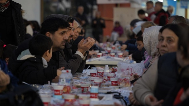 Yunusemre Belediyesi, 100. Yıl Meydanı’nda Manisa Büyükşehir Belediyesi ile birlikte kurduğu iftar sofrasında vatandaşları konuk etti. İftar programına Yunusemre Belediye Başkan Yardımcıları Ali Kuyumcu, Hakan Gürtunca ve Emine Özge Arslan’ın yanı sıra belediyenin daire müdürleri de katıldı. Başkan Yardımcıları Gürtunca ve Arslan, iftar öncesinde masaları tek tek dolaşarak vatandaşlarla sohbet etti, onların taleplerini dinledi.