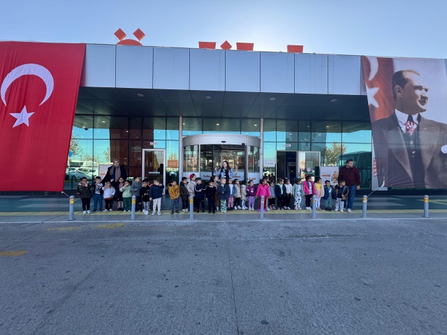 Turgutlu Belediyesi ve Turgutlu Özdilek Alışveriş Merkezi iş birliğiyle 10 Kasım Atatürk'ü anma günü ve Atatürk haftası kapsamında Turgutlu Belediyesi Çocuk Kültür Sanat Merkezi öğrencileri için sinema etkinliği düzenlendi. Başkan Çetin Akın, “Cumhuriyetimize bağlı ve Atatürk’ümüzün ışığından ayrılmayan nesiller yetiştirmeye devam edeceğiz” dedi.
