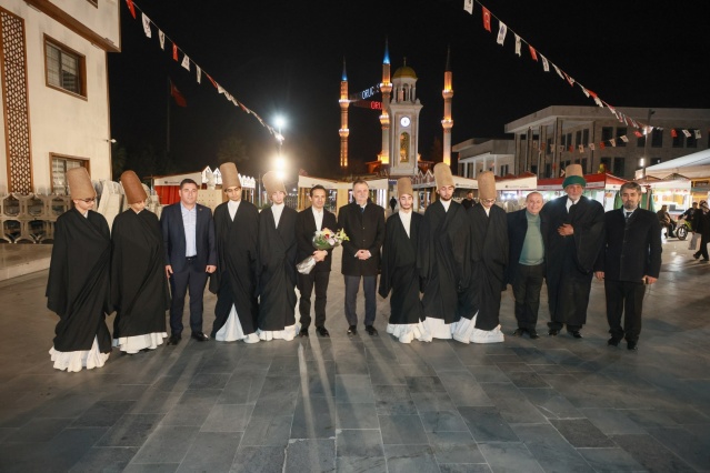 Yunusemre Belediye Başkanı Semih Balaban ve eşi Serap Balaban, Belediye Başkan Yardımcıları, birim müdürleri ve çok sayıda vatandaşın katılımıyla gerçekleşen etkinlikte, Manisa Semazenler Derneği ve vatandaşlar da ilahilere eşlik ederek geceye ayrı bir güzellik kattı. Etkinliğin sonunda, Belediye Başkanı Semih Balaban, Belediye Başkan Yardımcısı Gürtunca ve Manisa Hacı Bektaşi Veli Anadolu Kültür ve Dayanışma Derneği Dedesi Muhammet Akgül, Prof. Dr. Fatih Koca’ya teşekkür ederek çiçek takdim etti.