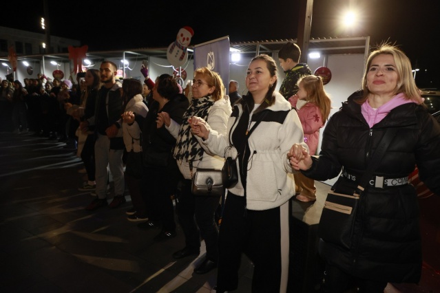 Yunusemre Belediyesi, 100. Yıl Meydanı'nda düzenlediği etkinliklerle vatandaşlara unutulmaz anlar yaşatmaya devam ediyor Etkinlikler kapsamında Balkan müziklerinin sevilen ikilisi Ekrem-Erşan, sahne alarak meydanı dolduran Yunusemreli vatandaşlara keyifli bir akşam sundu.