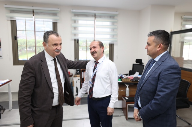 Yunusemre Belediye Başkanı Semih Balaban, belediye şantiyesini ve birimleri gezerek personelinin yeni yılını kutladı. Güne belediye şantiyesi ziyaretiyle başlayan Başkan Balaban, 2025 yılında da ilçeye en güzel hizmeti vermek için çalışacaklarını söyledi. İşçilerle sohbet eden Belediye Başkanı balaban burada yaptığı konuşmada, “Öncelikle personelimize 2024 yılı içinde görevde olduğumuz süre boyunca büyük bir özveriyle yaptıkları çalışmalardan dolayı teşekkür ederim.