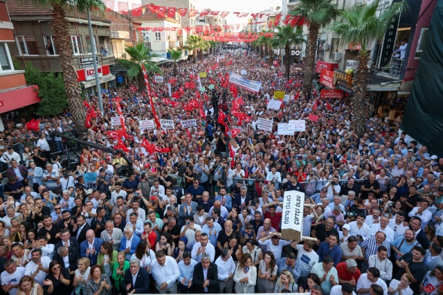 "Burası kuru üzümün başkentidir,  burası sofralık üzümün başkentidir. Akhisar ve civarındaki pekçok ilçe ama Akhisar Türkiye'de en çok zeytin ağacı olan ilçedir. Pamuk, Adana'da Çukurova'daki pamuğun lif uzunluğuyla Manisa Ovası'ndakinin lif uzunluğu aynıdır.  Pamuk beyaz altınken Çukurova'yla at başı yarışan pamuk üreticilerinin memleketidir Manisa. Burada karpuzun en güzelini Gölmarmara'da Türkiye'deki kavunun en iyisini Kırkağaç'ta yetiştirirler. Bu ova bizim deyimimizle kan kırmızı tarla domatesinin en güzelinin üretildiği ovadır. Bu ovada adamı ters dikersin, düz çıkar seneye. Öyle bir ovadır burası. Yerel seçimlerden bu yana bu haklı itirazları, bu yüksek tansiyonu dile getirmeye çalışıyoruz. Bugün Tekirdağ Hayrabolu'da da Rize'de de Konya'da da Adana'da da Gaziantep'te de bugün Turgutlu'da da ses aynı ses, yürekler aynı şey için atıyor. Burada kimse ne benden ne başkasından bir iltimas, bir ayrıcalık, haksız bir kazanç istemiyor. Sadece ve sadece Türkiye'nin dört bir yanındaki çiftçiler alnının telinin karşılığını istiyor, çocuklarının rızkını istiyor. Borca girmiş, borcunu ödeyip mahcup olmamak için borcunu ödeyemezse ya da icrayla karşı karşıya kalmamak için dededen, babadan emanet toprakları ipotek edilen bankaya geçmesin diye herkes alnının terinin karşılığını istiyor. Sonuna kadar haklısınız, ananızın ak sütü gibi helal emeğinizin karşılığını alana kadar sizinle birlikte mücadele edeceğim."
"Cumhuriyet Halk Partisi çiftçinin kara gün dostudur"
CHP Genel Başkanı Özgür Özel, "Bugün çiftçilerin borçlarının faizlerinin silinmesini öneriyorum, kabul etmiyorlar. Ama sadece geçen sene 2024 yılı için vazgeçilen kurumlar vergisi 660 milyar. Kim veriyor kurumlar vergisini? Çiftçi mi veriyor? Emekli mi veriyor? Çalışanlar mı veriyor? Kurumlar vergisini patronlar veriyor,  şirketler veriyor, holdingler veriyor. Onlara gelince 660 milyar lirayı bir kalemde sileceksin. Ama 'çiftçinin 700 milyar borcu var, faizini silelim' deyince 'kaynak yok' diyeceksin. Buradan Türkiye'nin bütün çiftçilerine, bütün köylülerine sesleniyorum, siyaset öncelik belirleme işidir. Ben Cumhuriyet Halk Partisi'nin genel başkanıyım. Biz Cumhuriyet Halk Partisi'nin yöneticileriyiz. Bizim önceliğimiz işçiler, bizim önceliğimiz emekçiler ve bizim önceliğimiz elbette çiftçiler. Eğer ki bu kadar çiftçi mağdurken bu kadar büyük bir mağduriyet varken oy günü gelince köy kahvesine gelenler, çayınızı kahvenizi içenler, hatrınızı soranlar, oyunuzu isteyenler seçim geçince zenginlerin alacaklarını bir kalemde 660 milyarı silip sizin toplam borcunuzu değil faizini bile silmeye yaklaşmıyorsa çiftçilerimiz, köylülerimiz, dostunu, düşmanını bilecek. Adalet ve Kalkınma Partisi çiftçinin dostu değil, Cumhuriyet Halk Partisi çiftçinin kara gün dostudur" dedi.