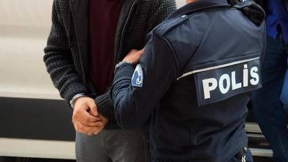 Manisa İl Emniyet Müdürlüğü Terörle Mücadele Şube Müdürlüğü görevlilerimizce
FETÖ/PDY Silahlı Terör Örgütü soruşturmaları kapsamında hakkında kesinleşmiş
hapis cezası bulunan firari örgüt mensuplarının yakalanmasına yönelik yapılan
çalışmalarda;  Balıkesir İlamat İnfaz Bürosunun kararına istinaden kesinleşmiş (6 yıl 3 ay )
hüküm kararı bulunan M. K. isimli şahıs yakalanmış, Cumhuriyet Savcısının talimatına
istinaden yapılan işlemlerin ardından sevk edildiği adli makamlarca tutuklanarak
cezaevine teslim edilmiştir
Devletin bölünmez bütünlüğüne kasteden terör odakları ile mücadelemiz
kararlılıkla devam edecektir.