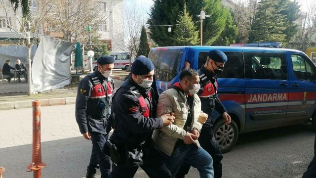 Manisa İli Salihli İlçesi Sart Mahallesinde (Sart J.Krk.K.lığı sorumluluk alanı) 21.01.2022 günü saat:16.00 sıralarında 8. JASAT Timi ve  Sart  J.Krk.K.lığı ekipleriyle birlikte aranan şahısların yakalanmasına yönelik  çalışma neticesinde; A.Ş(1972/E) isimli şahsın Salihli İlamat İnfaz Bürosunun  2021/9544 dosya numaralı kararı gereği Trafik Güvenliğini Tehlikeye Sokmak 179/2 suçundan  arandığı tespit edilerek şahıs tarafımızca yakalanmış olup, Salihli Cumhuriyet Başsavcılığına mevcutlu olarak getirilmiştir.A.Ş isimli şahıs Salihli 4.Asliye Ceza Mahkemesinin 2021/775 sayılı karar gereği 4 ay 15 gün hapis cezası verilmiştir.Şahıs tarafımızca Salihli T Tipi Açık Ceza İnfaz Kurumuna teslim edilmiştir.