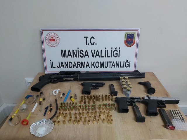Manisa İli, Alaşehir ilçesi, Tepeköy   Mahallesinde 22.10.2021 günü saat:17.00 sıralarında Manisa İl Jandarma Komutanlığı İsth. ve KOM Şube Müdürlüğü ile Alaşehir İlçe J.K.lığına bağlı  JASAT ve Merkez  J.Krk.K .lıklarınca  yürütülen müşterek istihbari çalışmalar neticesinde; uyuşturucu madde ticareti ve kaçak silah ve mühimmatı duyumu alınmıştır. Müşterek Görev Kuvveti marifetiyle Y.K (Erkek 1984 D.lu) , Ü.A (Erkek 1975 D.lu), A.K (Erkek 1971 D.lu) İ.T (Erkek 1991 D.lu) ve E.U (Erkek 1988 D.lu) isimli şahısların evlerinde ve eklentilerinde yapılan aramada;
-  5 gr Metamfetamin,
-  7 adet uyuşturucu madde içme aparatı,
-  1 adet Ruhsatsız Av Tüfeği,
-  49 adet av tüfeği fişeği,
-  59 adet 9 mm tabanca fişeği,
-  34 adet 7.65 mm tabanca fişeği, -  3 adet kurusıkı tabanca,
-  42 adet kurusıkı tabanca fişeği ele geçirilmiştir. Olayla  ile ilgili olarak Alaşehir Nöb.C. Savcısına bilgi verilmiş ve alınan talimat doğrultusunda şüpheli şahıslar ifadelerinin alınmasına mütakip serbest bırakılmıştır.