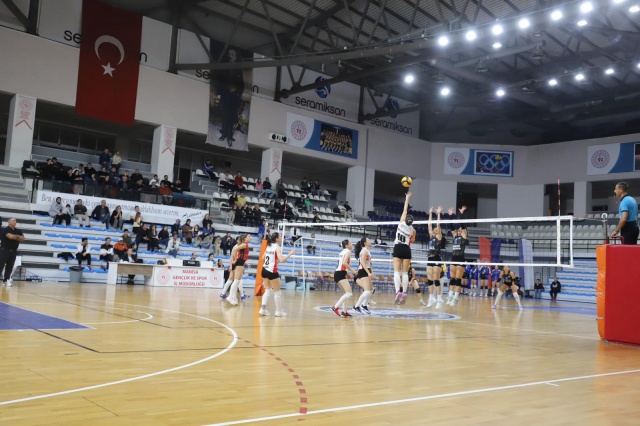 Lidya Garden City Turgutlu Belediyespor Kadın Basketbol son topta kaybetti
Lidya Garden City Turgutlu Belediyespor Kadın Basketbol Takımı, Türkiye Kadınlar Basketbol Ligi’nin (TKBL) 9.hafta karşılaşmalarında 01 Adana Basketbol’un evine konuk oldu. Deplasmanda oynanan ve temponun bir an dahi düşmediği maçta Manisa ekibi son dakikalarda yaşadığı kayıpla 1 sayı farkla 62-61 mağlup oldu. Sezonun iddialı takımlarından biri olarak adından söz ettiren Lidya Garden City Turgutlu Belediyespor Kadın Basketbol Takımı, 15 puanla dördüncü sırada yer alıyor.