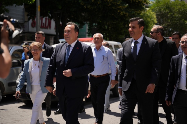 Tören öncesi Şehit Teğmen Tahir Ün Caddesinde kortej yürüyüşü için toplanan protokol üyeleri, burada Akhisar Belediyesi Halk oyunları ekibinin sergilediği halk oyunu gösterilerini izledi. 
Daha sonra Akhisar Belediye Bandosu eşliğinde kortej yürüyüşü gerçekleştiren grup, marşlar eşliğinde Akhisar sokaklarından Şeyh İsa’yı anma töreninin gerçekleşeceği Şeyh İsa Cami’sine kadar yürüyüş gerçekleştirdi.