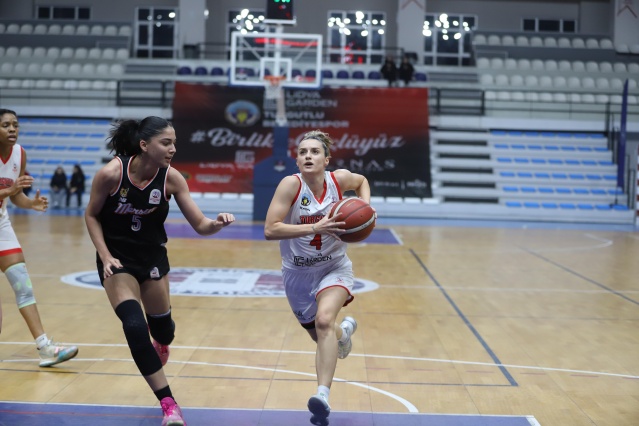 Türkiye Kadınlar Basketbol Ligi (TKBL) 10’uncu hafta karşılaşmalarında ÇBK Gelişim Mersin Takımını evinde ağırlayan Lidya Garden City Turgutlu Belediyespor Kadın Basketbol Takımı, maçın gülen tarafı oldu. Yıldırım Beyazıt Spor Salonu’nda oynanan karşılaşmada ilk yarı 37-28 Turgutlu Belediyespor’un üstünlüğüyle sonuçlandı. İkinci yarıda da hakimiyetini koruyan Turgutlu Belediyesi Kadın Basketbol Takımı, maçı 76-59 kazanarak TKBL’de 7. galibiyetini elde etti.