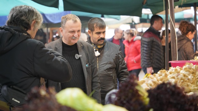 ‘Yunusemre’yi Hep Birlikte Yöneteceğiz’ sloganı ile çalışmalarını sürdüren Yunusemre Belediye Başkanı Semih Balaban, Laleli Pazaryeri’nde esnaf ve vatandaşlarla bir araya geldi. Esnafa iyi kazançlar dileyen Başkan Balaban vatandaşlarla da sohbet etti.