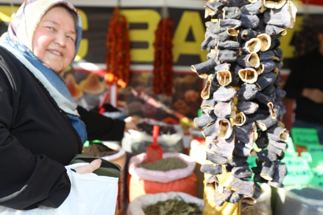 RAMAZAN ŞENLİĞİ'NDE GELENEKSEL EĞLENCELER VE ALIŞVERİŞ İMKÂNI

Ramazan Şenliği'nde Semazen gösterileri, Hacivat-Karagöz oyunları, sirk etkinlikleri gibi birçok geleneksel organizasyon yer alacak. Katılımcılar, keyifli zaman geçirirken, ünlü markalarla birlikte yerel esnafın stantlarından alışveriş yapabilecek. Şenlik, Manisa esnafına ekonomik fayda sağlarken, Ramazan'ın birlik ve beraberlik duygusunu da yaşatacak.