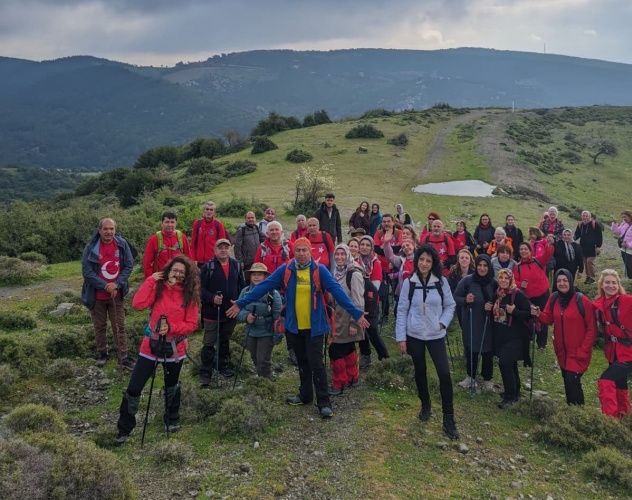 Etkinliğe ilişkin değerlendirmede bulunan Yürüyüş Lideri Orhan Mert, Homeros Vadisi’nin hem tarihi hem de doğal zenginlikleriyle dikkat çektiğini belirterek, “Adını Antik Çağ’ın ünlü ozanı Homeros’tan alan bu özel vadide çok keyifli bir yürüyüş gerçekleştirdik. Son yıllarda kuraklıkla gündeme gelen göletlerin, bu yıl yağışlarla yeniden dolduğunu görmek sevindiriciydi. İrili ufaklı göletler, doğal mağaralar ve zengin bitki örtüsü yürüyüş boyunca görsel bir şölen sundu” dedi.