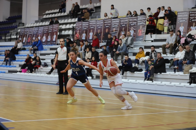 Potada önemli galibiyet: 67-56
Lidya Garden City Turgutlu Belediyespor Kadın Basketbol Takımı, Türkiye Kadınlar Basketbol Ligi’nin (TKBL) 11. Hafta karşılaşmasında Emlak Konut Gelişim takımı ile oynadığı maçı 67-56 skorla kazanarak mücadelesini sürdürdü. Yıldırım Beyazıt Spor Salonu’nda oynanan karşılaşmanın ilk yarısını Turgutlu Belediyesi Kadın Basketbol Takımı 37-26 skor ile önde tamamlandı. Karşılaşmanın tamamında üstünlüğü rakip takıma bırakmayan ev sahibi Lidya Garden City Turgutlu Belediyespor Basketbol Takımı mücadeleyi 67-56 skorla kazanarak önemli bir galibiyet elde etti.