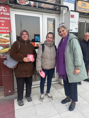 Yunusemre Belediye Başkanı Semih Balaban, 8 Mart Dünya Emekçi Kadınlar Günü dolayısıyla sabahın erken saatlerinde emekçi kadınlarla bir araya geldi. Karaköy’de işe gitmek için servis bekleyen kadınları ziyaret eden Başkan Balaban, onların gününü kutlayarak anlamlı bir jest yaptı.
