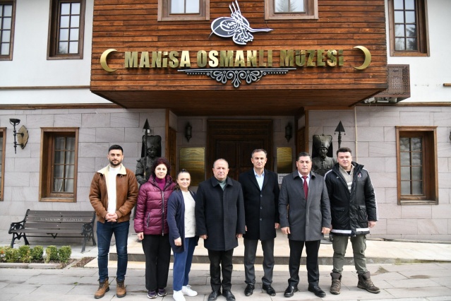 Girişlerin ücretsiz olduğu Manisa Osmanlı Müzesi’nde Tasavvuf Odası, Padişah Odası, Hafsa Sultan ve Mesir Odası, Osmanlı Konağı ve Aile Yaşantısı ile son olarak Milli Mücadele Odası bulunuyor. Kentin tarih ve kültür turizmine katkıda bulunan müzede dış mekanda yer alan Tarzan heykeli de dahil olmak üzere toplam 35 silikon heykel sergileniyor.