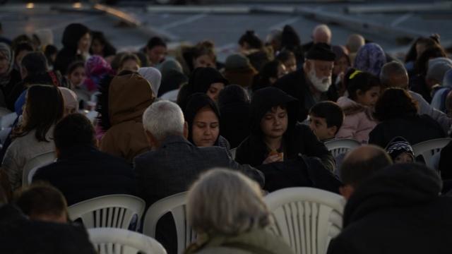 Yunusemre Belediyesi, Ramazan ayının bereketini ve birlikteliğini paylaşmak amacıyla kurduğu iftar sofralarında vatandaşları ağırlamaya devam ediyor. 100. Yıl Meydanı’nda düzenlenen iftar programında, her yaştan vatandaş bir araya gelerek oruçlarını hep birlikte açtı.