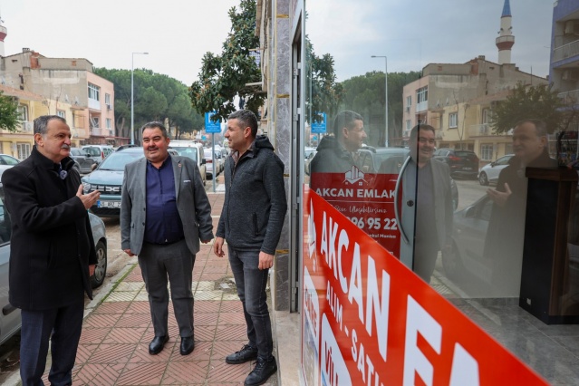 ÖNCELİK HALKIN YANINDA OLMAK 

Vatandaşların ve esnafların taleplerini dikkate alacaklarını belirten Belediye Başkanı Balaban ise, Yunusemre Belediyesi’nin gerçekleştirdiği hizmetleri halkın istekleri doğrultusunda şekillendireceğini dile getirerek “Esnafa destek olmak ve halkın yanında yer almak bizim önceliğimiz.