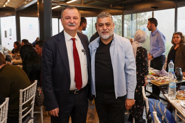 ‘GERÇEKLERDEN YANA OLAN TÜM BASIN EMEKÇİLERİNİN GÜNÜ KUTLU OLSUN’

Programda mesleğini layıkıyla yapan tüm basın emekçilerinin gününü kutlayan Başkan Balaban, gazetecilerin toplumun doğru bilgiye ulaşmada önemli bir görev üstlendiğini söyledi. Başkan Balaban yaptığı konuşmada, “Bizleri yalnız bırakmayıp doğruları yazan, her zaman gerçeklerden yana olan basın emekçilerinin 10 Ocak Çalışan Gazeteciler Günü kutlu olsun.
