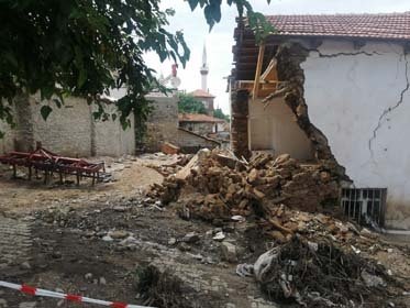 "Büyük bir felaket yaşandı"

Mahalledeki son durum hakkında bilgi veren Başkan Bilgin, "Biz geldiğimizden beri çalışmaları burada takip ediyoruz. 2 tane evin yıkıldığını duyduk. Bunlar kerpiç, eski ve oturulmayan evler. 5-6 evde zarar olduğu raporunu aldık. 2 küçükbaş hayvanın da telef olduğunu ve sele kapılarak buralara sürüklendiğini gördük. İnşallah bundan sonra böyle bir felaket yaşanmaz. Büyük bir olay. Bunu çok net söylüyorum büyük bir felaket yaşandı" ifadelerini kullandı.