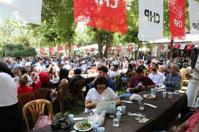 Fatih Cengiz, “Hepiniz hoş gelmişsiniz sefalar getirdiniz. Bugün işini gücünü bırakıp tarla, buğday pancar zamanı bize zaman ayırıp geldiğiniz için herkese teşekkür ediyorum. Biz CHP ile yola çıktık Allah’ın izniyle sonuna kadar da devam edeceğiz” dedi.