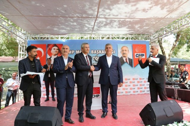 Muş’ta AKP milletvekili aday adaylarından olan Fatih Cengiz, 2 bin 500 kişiyle birlikte CHP’ye geçti. Eski Ticaret Odası başkanı da olan Cengiz, “CHP ile yola çıktık Allah’ın izniyle sonuna kadar da devam edeceğiz” dedi.