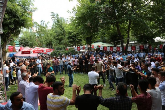 ANKA'dan İshak Kara'nın haberine göre; CHP Genel Başkan Yardımcısı Oğuz Kaan Salıcı’nın da hazır bulunduğu Muş’ta dün kalabalık bir katılım töreni yapıldı. CHP’ye katılan 2 bin 500 kişiye parti rozetleri takıldı. 2015 yılında AKP milletvekili aday adayı iş insanı Fatih Cengiz, Badikan Aşiretine mensup arkadaşları ile birlikte CHP’li oldu.
