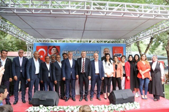 CHP Muş İl Başkanı İsmail Adanur, “Aramıza yeni katılan bireylere huzurlarınızda teşekkür ediyor hoş geldiniz diyorum. Muş eski milletvekilimiz Zeki Eker ve Muş Ticaret Odası eski Başkanı Fatih Cengiz’e de ayrıca teşekkür ediyorum. Genel Başkanımızın başlatmış olduğu iktidar yürüyüşünü, zaman kaybetmeden aramıza yeni katılan arkadaşlarımızla birlikte şehrimizin her karışında büyüterek devam edeceğiz” diye konuştu.