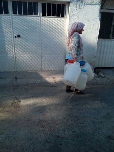 Evlerinde akmayan su yüzünden sağlık tehditi altında olduklarını belirten vatandaşlar, pandemi salgını nedeniyle bütün ülkede vatandaşların susuzluk çekmemesi için çalışmaların sürmesine rağmen Evciler Mahallesinde sularının akmaması yüzünden temizlik ve hijyen olmadığını, günlük hayatlarında banyo yapamadıklarını, çocuklarının sağlığının da tehlikede olduğunu iddia ettiler.