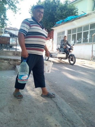 Evciler Mahallesinde yaşayan vatandaşlar 20 gündür sularının akmadığını, ilgililere defalarca bu konuyu ihbar etmelerine rağmen mağduriyetlerinin devam ettiğini ve sularının akmadığını iddia ettiler.